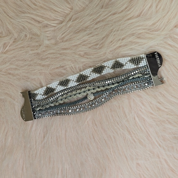 VICTORIA EMERSON layered Silver and beaded Magnetic Bracelet​ - Picture 4 of 9